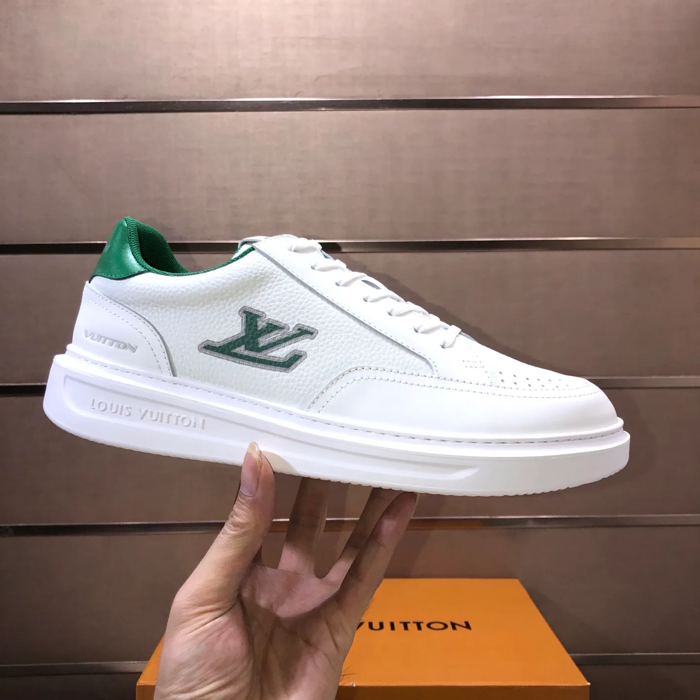 Factory batch 640💰original development, quality shipment, welcome to compare - LV sneaker series sports shoes introduce the loose silhouette of the ready-to-wear series into the spring and summer men's wear shows and make an eye-catching appearance. The cow leather upper is combined with rough fabric laces, and colorful beading highlights the brand's classic elements. LV letters mark the tongue and Monogram floral outsole. Mixed materials Made of top-grain cowhide, thick shoelace design, large Monogram print on the side, mesh lining and cotton feet, the comfort is as extreme as ever, premium heritage, quality first, worth owning! Size: Men’s 38-45 (45 is custom-made and cannot be returned or exchanged)